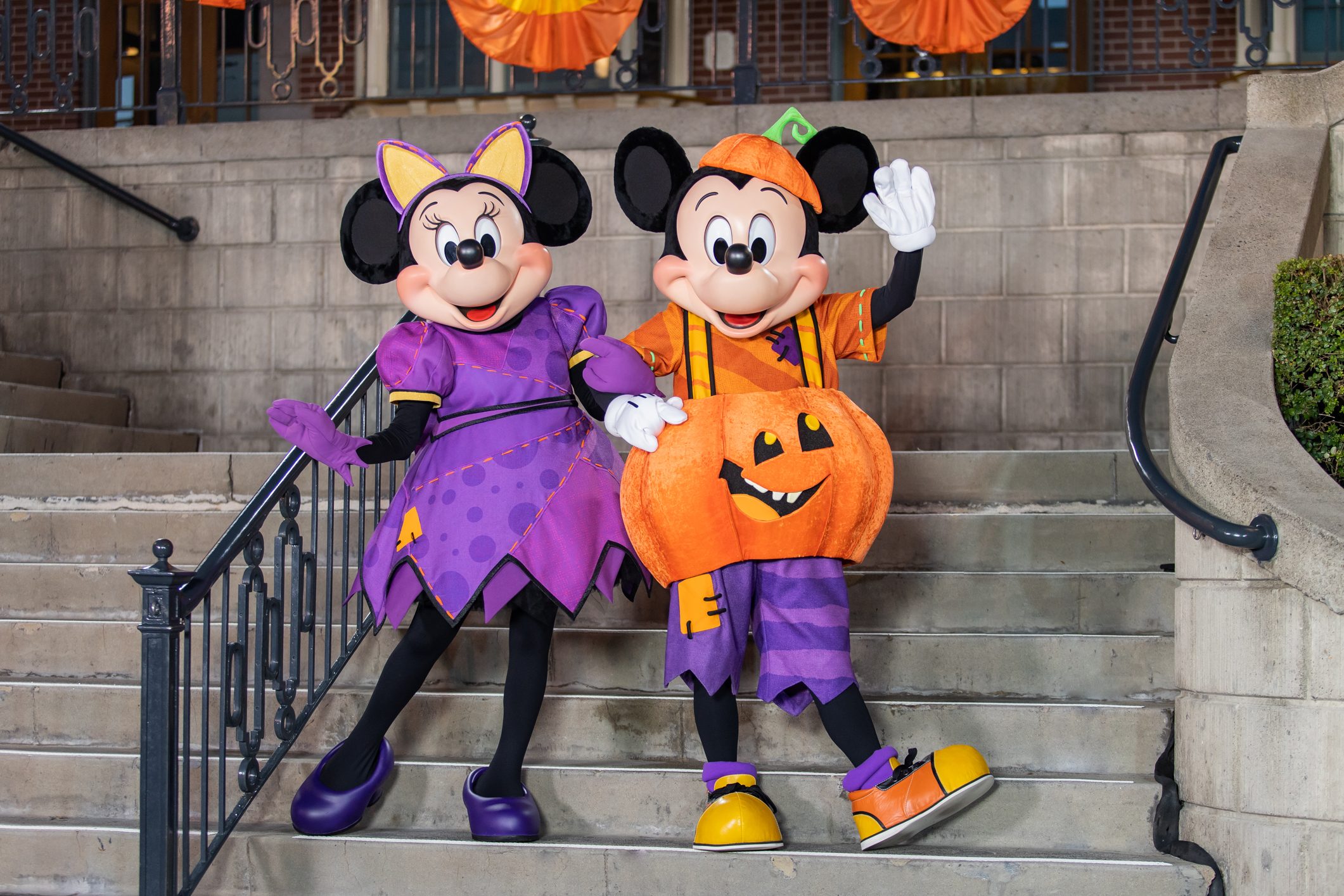 Mickey e sua turma estriam novos looks para o Halloween